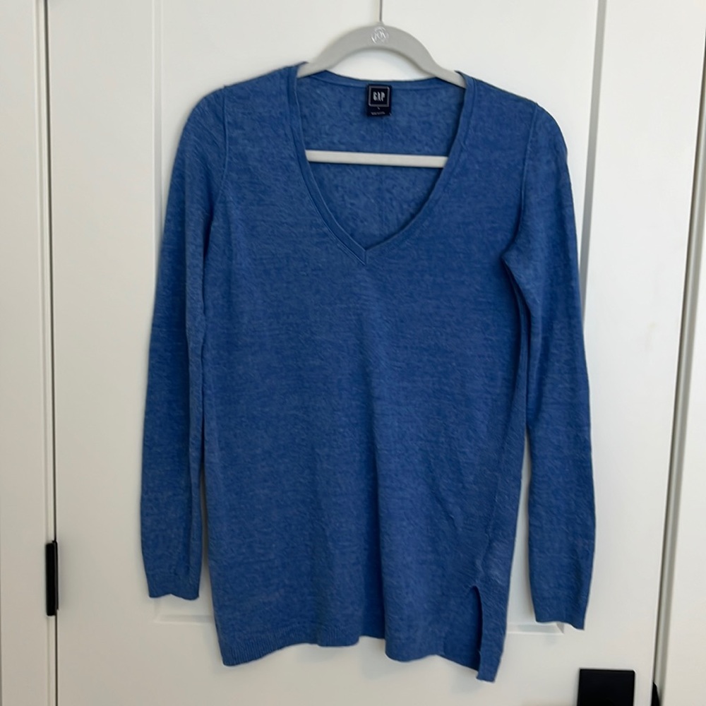 Gap Size S long-sleeved v-neck sweater